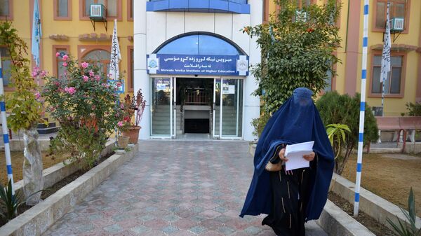 Студентка перед университетом в провинции Кандагар, Афганистан - اسپوتنیک افغانستان  