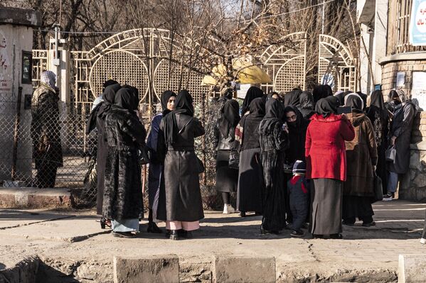 منع دانشجویان دختر از دانشگاه توسط پرسونل امنیتی طالبان در مقابل دانشگاهی در کابل21 دسامبر 2022(عکس از وکیل کوهسار / خبرگزاری فرانسه) - اسپوتنیک افغانستان  