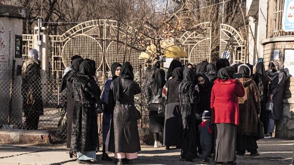 Студентки и сотрудники службы безопасности Талибана  рядом с университетом в Кабуле - اسپوتنیک افغانستان  