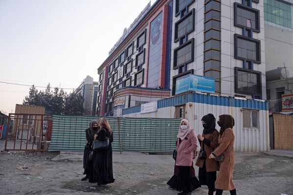 دانشجویان دختر بعد از اینکه از ورود به دانشگاه منع شدند در حال برگشت از یک دانشگاه خصوصی در کابل21 دسامبر 2022(عکس از وکیل کوهسار / خبرگزاری فرانسه) - اسپوتنیک افغانستان  