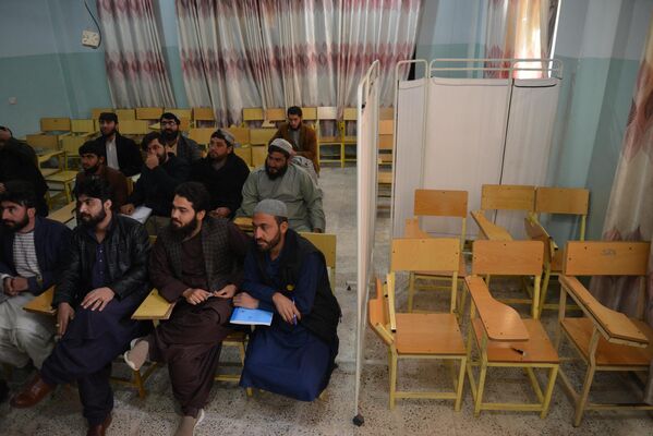 دانشجویان پسر در صنفی که با پرده ای زن و مرد را از هم جدا می کند در یک دانشگاه در ولایت قندهار. - اسپوتنیک افغانستان  