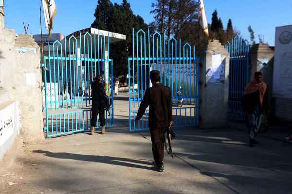 پرسونل امنیتی طالبان در مقابل دروازه ورودی دانشگاه در جلال آباد نگهبانی می دهند. - اسپوتنیک افغانستان  