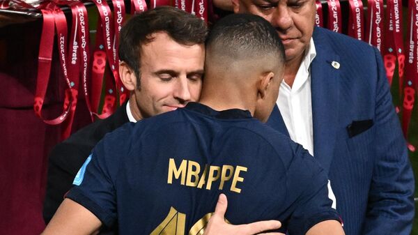 Игрок сборной Франции Килиан Мбаппе и президент Франции Эмманюэль Макрон на церемонии награждения победителей чемпионата мира по футболу в Катаре - اسپوتنیک افغانستان  