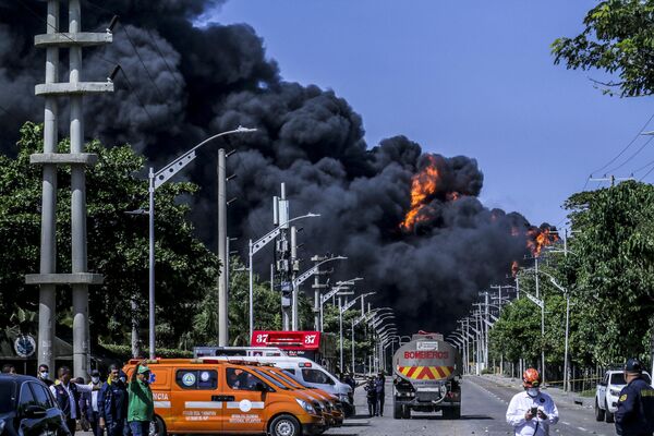 دود سیاه از آتش سوزی در یک انبار هیدروکربن در بارانکیلا، کلمبیا. - اسپوتنیک افغانستان  