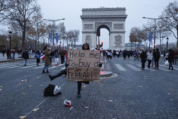 مردی در حالی خواستن خیرات با نوشته &quot;به من کمک کن یک فراری بخرم&quot; پاریس. - اسپوتنیک افغانستان  