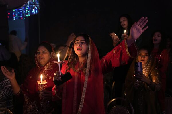 مسیحیان پاکستانی در مراسم جشن کریسمس در لاهور پاکستان شمع روشن کردن. - اسپوتنیک افغانستان  