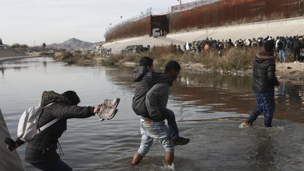Мигранты пересекают Рио-Гранде в направлении американо-мексиканской границы в Сьюдад-Хуаресе, Мексика - اسپوتنیک افغانستان  