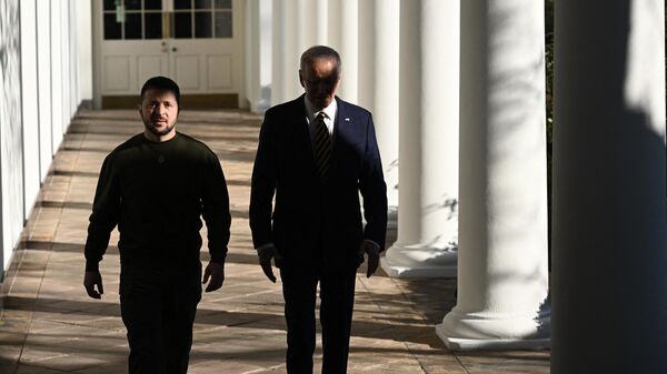 Президент Украины Владимир Зеленский и президент США Джо Байден во время встречи в Вашингтоне - اسپوتنیک افغانستان  