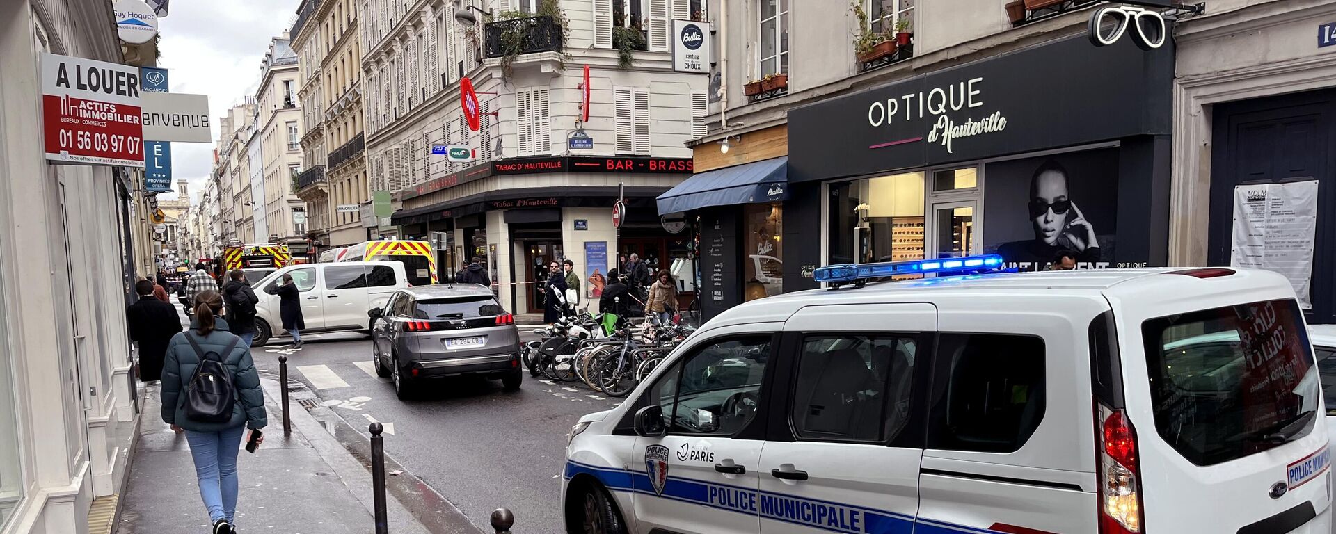 Автомобиль полиции в десятом округе Парижа, где пожилой мужчина открыл стрельбу на улице - اسپوتنیک افغانستان  , 1920, 23.12.2022