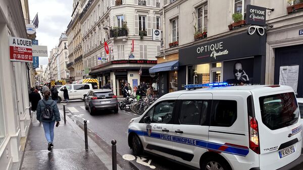 Автомобиль полиции в десятом округе Парижа, где пожилой мужчина открыл стрельбу на улице - اسپوتنیک افغانستان  