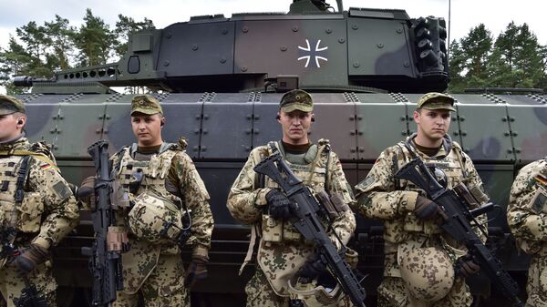 Солдаты панцергренадерского батальона перед БМП Пума в Германии  - اسپوتنیک افغانستان  