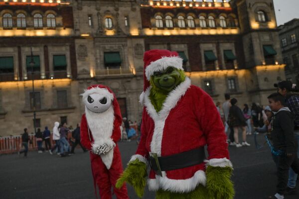 در نمایشگاه کریسمس که در میدان زوکالو در مکزیکوسیتی برپا شده است، مردی با لباس &quot;گرینچ&quot; دیده می شود. 23 دسامبر 2022(عکس از پدرو پاردو / خبرگزاری فرانسه) - اسپوتنیک افغانستان  