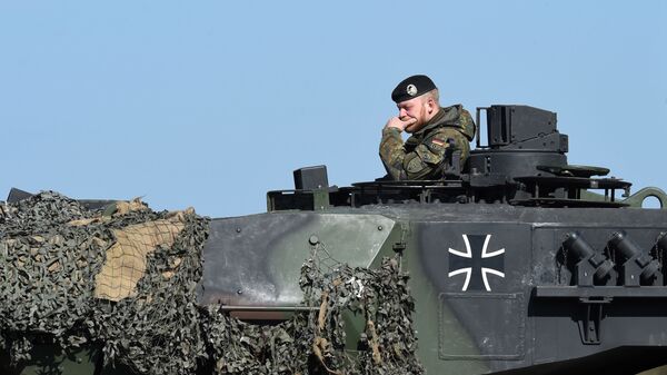 Немецкий военнослужащий на танке Леопард - اسپوتنیک افغانستان  