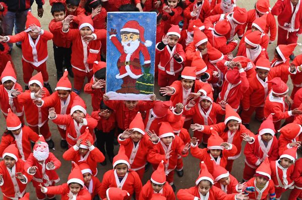 کودکانی که لباس بابا نوئل را در جشن کریسمس در مدرسه ای در آمریتسار نشان می دهند24 دسامبر 2022 - اسپوتنیک افغانستان  