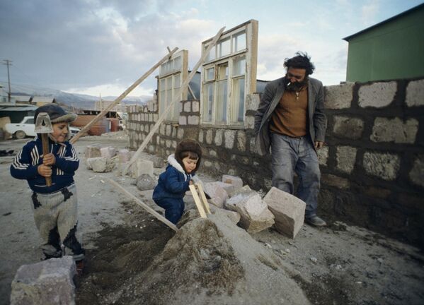 ساخت خانه های جدید پس از زلزله که در 7 دسامبر 1988 در تعدادی از مناطق شمالی اتحاد جماهیر شوروی ارمنستان رخ داد. - اسپوتنیک افغانستان  