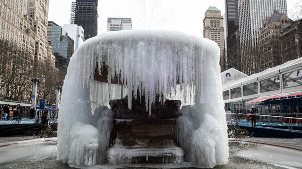 Фонтан Брайант-парк в холодную погоду на Манхэттене в Нью-Йорке - اسپوتنیک افغانستان  