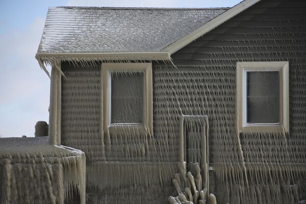 خانه ای در امتداد ساحل هوور توسط یخ ناشی از بادهای تند و امواج دریاچه ایری در هامبورگ پوشیده شده است.برف و باد از روز پنجشنبه در سراسر این ایالت باریده است، اگرچه شدیدترین بارش برف در مناطق عمدتاً روستایی شرق دریاچه ایری و دریاچه انتاریو متمرکز شده است. - اسپوتنیک افغانستان  