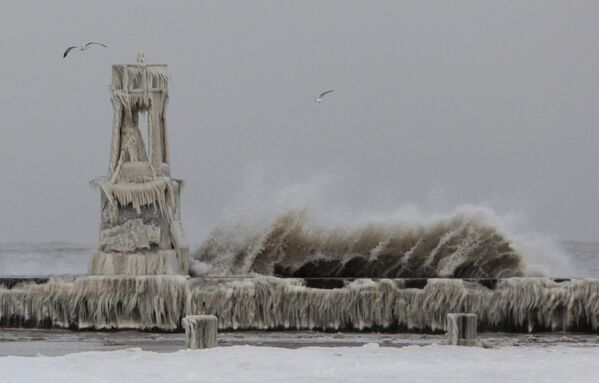 امواج بزرگ در حالی که اسکله را از یخ می پوشاند و به ساحل می کوبد.پس از طوفان زمستانی که ایلینوی را با برف و باد در آخر هفته درگیر کرد، باد شدید و دمای سرد ادامه دارد. - اسپوتنیک افغانستان  