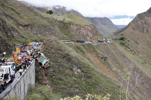 امدادگران پس از تصادف در بزرگراه پان آمریکایی در آلتوس د پنالیسا، نزدیک شهر پاستو، در بخش نارینو در کلمبیا، در 15 اکتبر 2022، یک بس را از سقوط از دره ایمن کردند. - حداقل 20 نفر جان باختند و 15 نفر جان خود را از دست دادند. پولیس اعلام کرد، روز شنبه بر اثر واژگونی یک بس در جنوب غربی کلمبیا، تعدادی دیگر زخمی شدند. - اسپوتنیک افغانستان  
