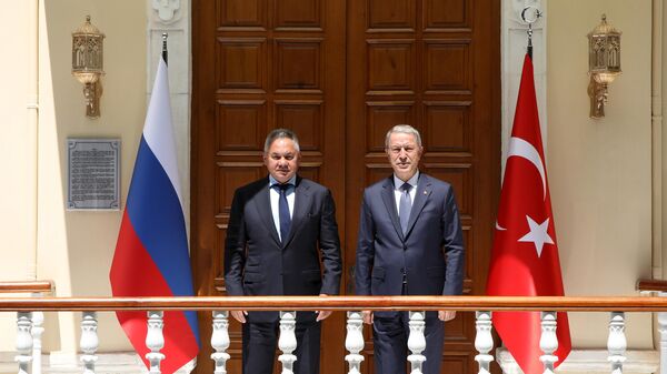 Министр обороны РФ Сергей Шойгу и министр обороны Турции Хулуси Акар во время встречи в Стамбуле - اسپوتنیک افغانستان  