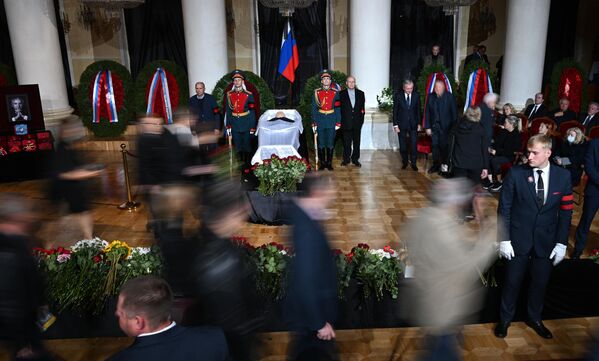 مراسم خداحافظی میخائیل گورباچف ​​رئیس جمهور سابق اتحاد جماهیر شوروی در مسکو. اولین و آخرین رئیس جمهور اتحاد جماهیر شوروی، میخائیل گورباچف، در 30 اگست پس از یک بیماری در 91 سالگی درگذشت. - اسپوتنیک افغانستان  