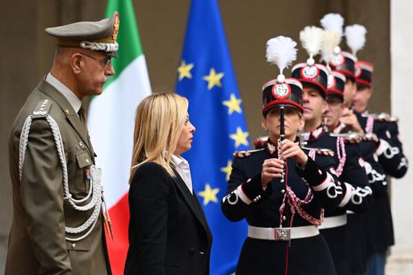 نخست وزیر جدید ایتالیا، جورجیا ملونی برای مراسم تحویل در Palazzo Chigi در رم وارد شد. - اسپوتنیک افغانستان  