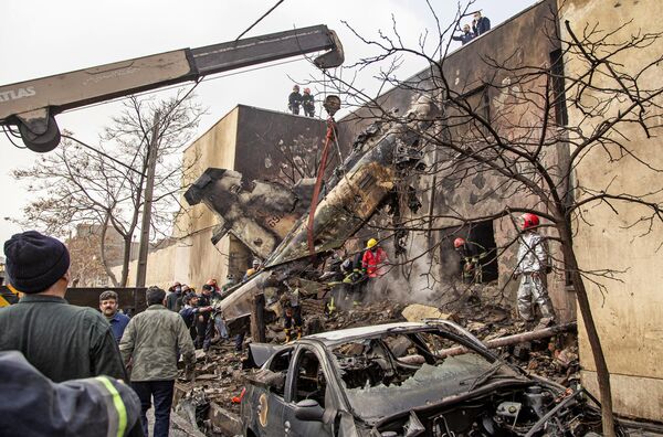 امدادگران در محل سقوط یک فروند هواپیمای آموزشی نیروی هوایی ایران که در یک منطقه مسکونی در شمال غرب شهر تبریز در تاریخ 21 فوریه 2022 سقوط کرده بود - اسپوتنیک افغانستان  