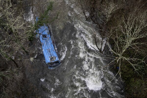 سقوط اتوبوس در دریاچه در حین عبور از یک پل و کشته شدن چهار نفر، در شمال غربی اسپانیا، 25 دسامبر 2022 - اسپوتنیک افغانستان  