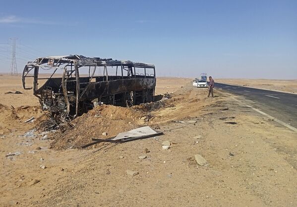 بقایای بس توریستی پس از برخورد با کامیون و سوختن آن در بزرگراهی در 43 کیلومتری (جنوب شهر اسوان، جنوب مصر، چهارشنبه 13 اپریل 2022. حداقل 10 نفر از جمله چهار فرانسوی و یک بلژیکی کشته شدند - اسپوتنیک افغانستان  