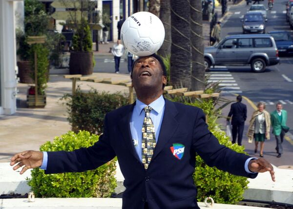 پلی، اسطوره فوتبال برازیل، در 4 اپریل 2001 با توپ فوتبال در جاده کروازت در کن حین استراحت از نمایشگاه بین المللی تلویزیون (MIPTV) بازی می کند - اسپوتنیک افغانستان  
