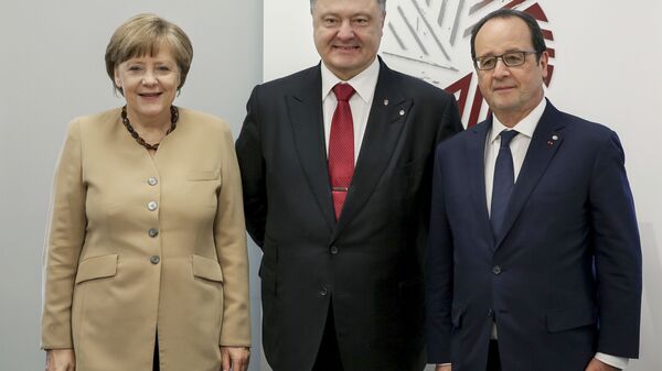 Канцлер Германии Ангела Меркель, президент Украины Петр Порошенко и президент Франции Франсуа Олланд во время встречи в Риге - اسپوتنیک افغانستان  