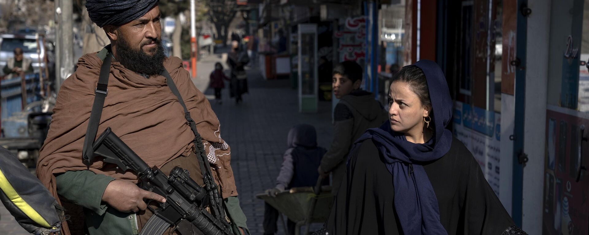 Женщина смотрит на бойца движения Талибан на улице в Кабуле, Афганистан - اسپوتنیک افغانستان  , 1920, 28.04.2023
