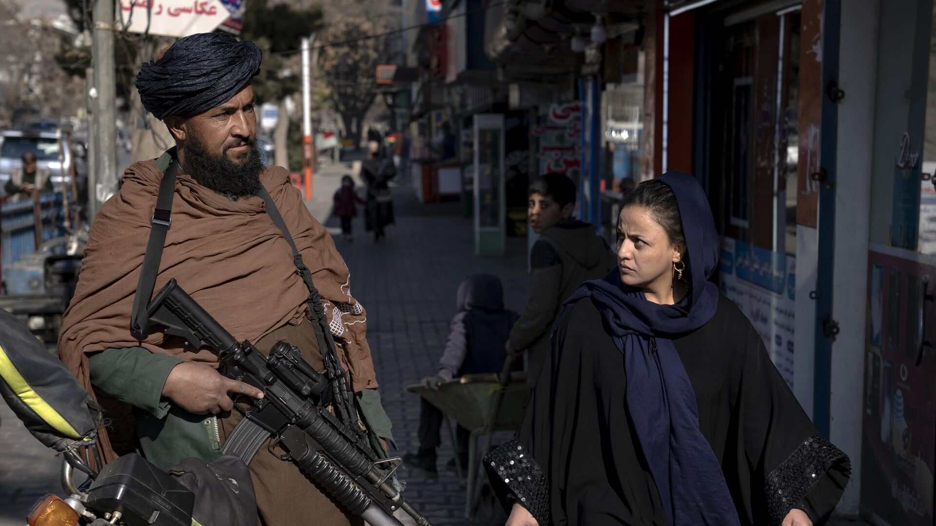 Женщина смотрит на бойца движения Талибан на улице в Кабуле, Афганистан - اسپوتنیک افغانستان  , 1920, 08.01.2023