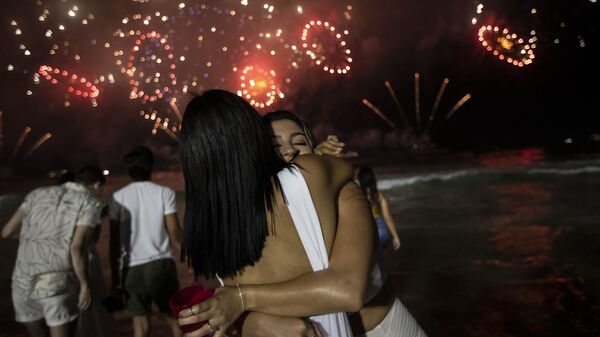 Люди во время празднования Нового 2023 года на пляже в Рио-де-Жанейро  - اسپوتنیک افغانستان  
