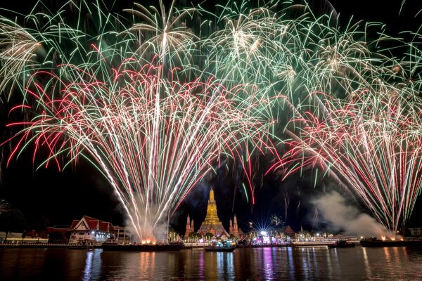  نمایش آتش بازی بر فراز معبد بودایی Wat Arun در رودخانه Chao Phraya در بانکوک.1جنوری 2023 - اسپوتنیک افغانستان  