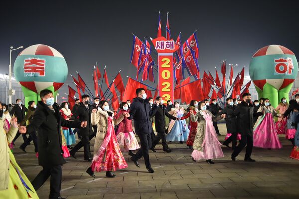  شرکت کنندگان در یک مهمانی رقص برای جشن سال نو در میدان کیم ایل سونگ در پیونگ یانگ31 دسمبر 2022 - اسپوتنیک افغانستان  
