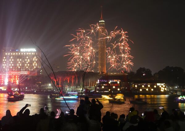 آتش بازی بر فراز برج قاهره و رودخانه نیل همزمان با آغاز جشن های سال نو در قاهره، مصر1 جنوری 2023 - اسپوتنیک افغانستان  