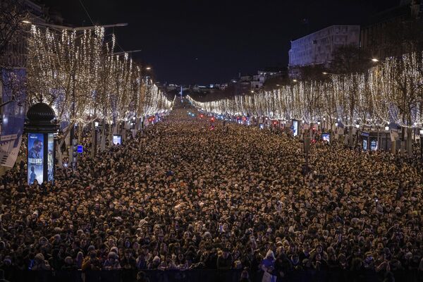 نمایش صدا و نور در خیابان شانزهلیزه پاریس با حضور هزاران نفر31 دسمبر 2022 - اسپوتنیک افغانستان  