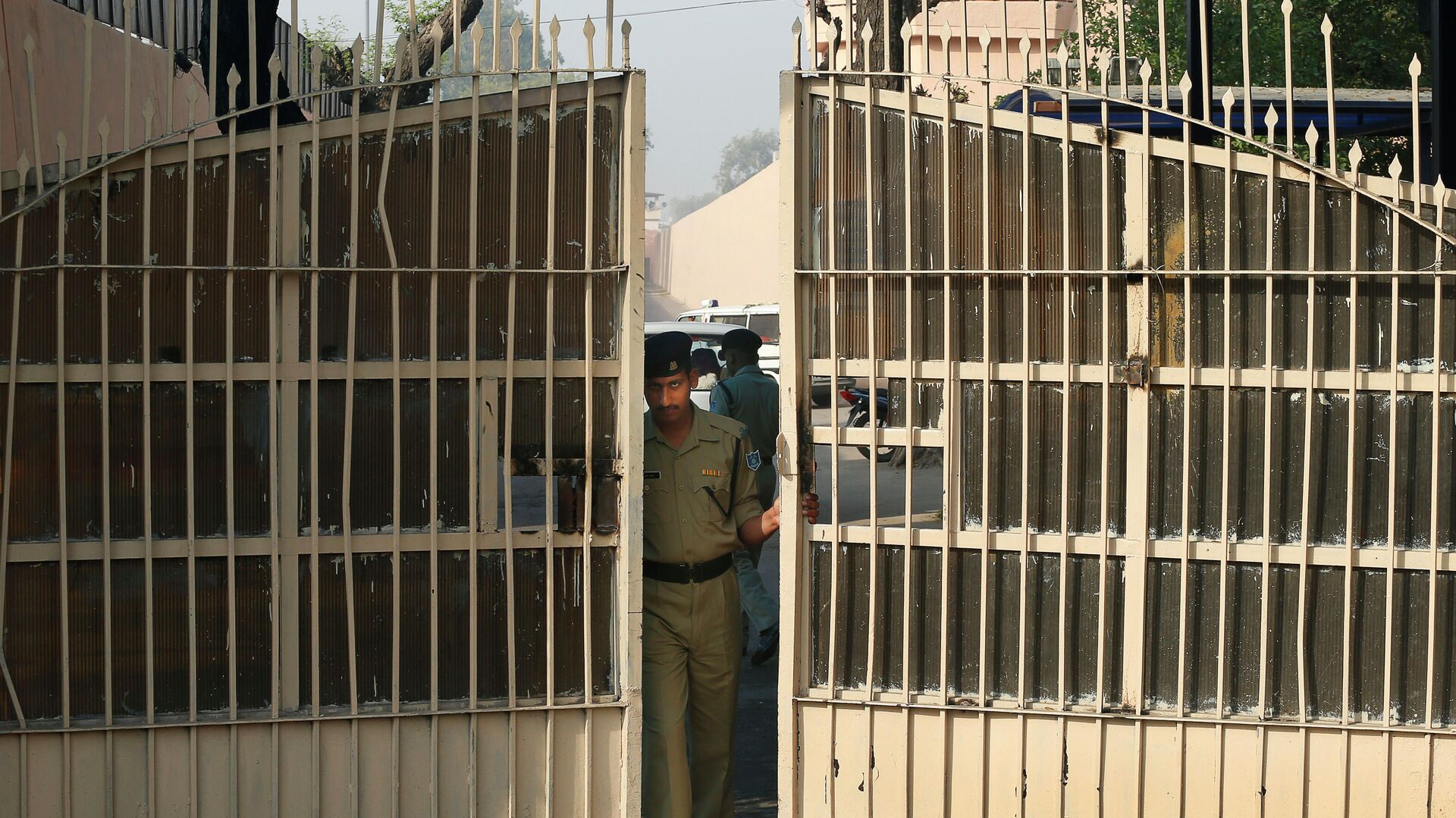 An Indian police officer prepares to close one of the gates at Tihar Jail, the largest complex of prisons in South Asia, in New Delhi, India, Monday, March 11, 2013 - اسپوتنیک افغانستان  , 1920, 04.01.2023