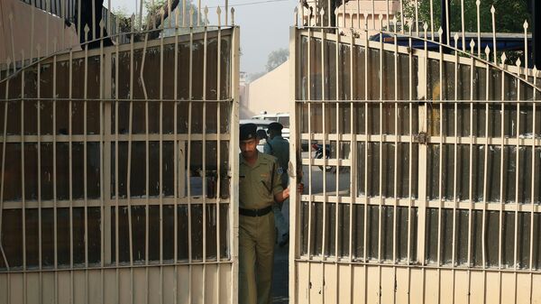 An Indian police officer prepares to close one of the gates at Tihar Jail, the largest complex of prisons in South Asia, in New Delhi, India, Monday, March 11, 2013 - اسپوتنیک افغانستان  