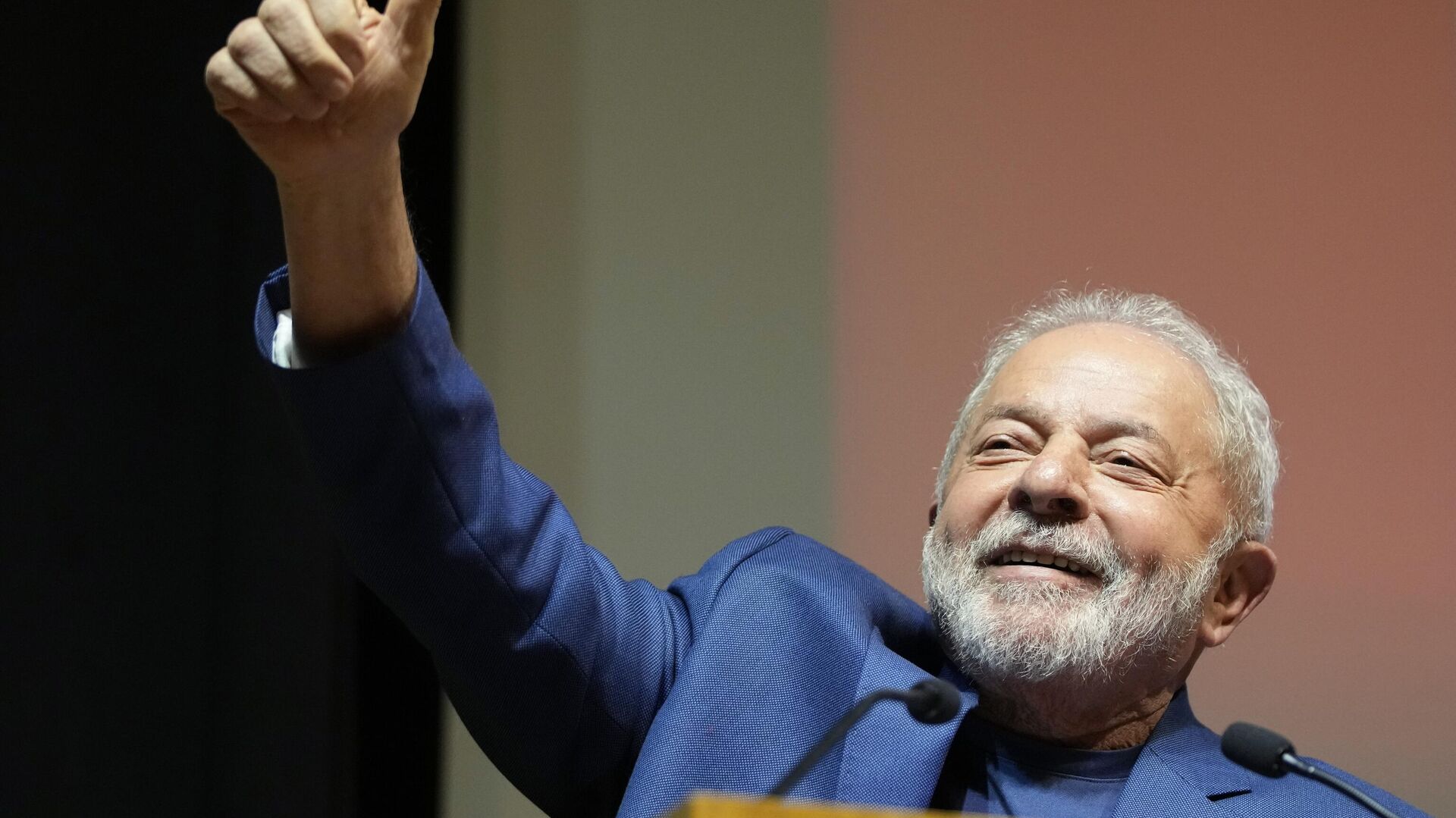 O presidente eleito do Brasil, Luiz Inácio Lula da Silva, gesticula para apoiadores enquanto se dirige a emigrantes brasileiros em um auditório em Lisboa, 19 de novembro de 2022 - اسپوتنیک افغانستان  , 1920, 01.01.2023