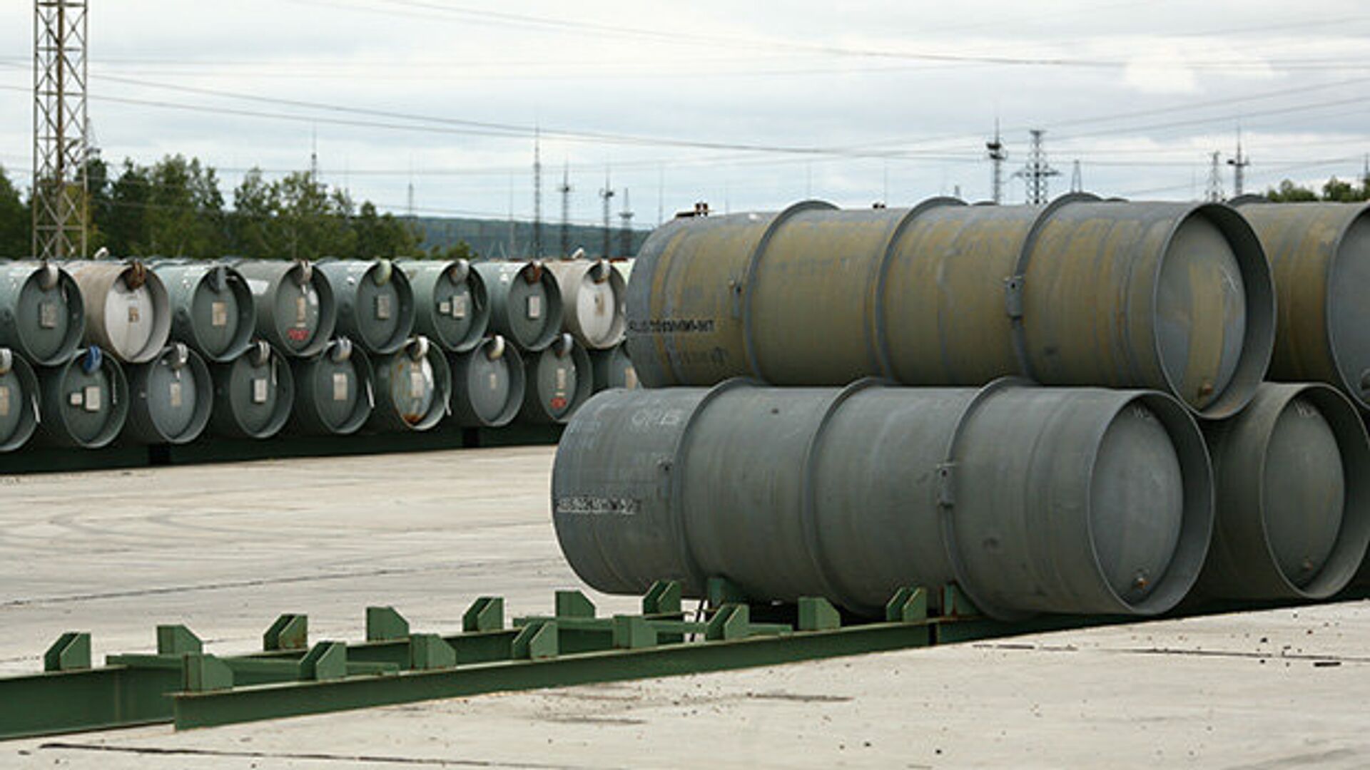 Barrels for depleted uranium hexafluoride, a compound used in the uranium enrichment process - اسپوتنیک افغانستان  , 1920, 02.01.2023