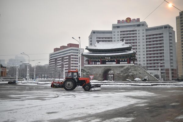 موتر شاروالی برای پاکسازی جاده ها پس از اولین بارش برف سال در پیونگ یانگ. - اسپوتنیک افغانستان  