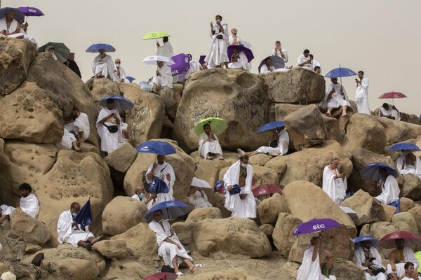 نمازگزاران مسلمان در یکی از کوه های عربستان سعودی. - اسپوتنیک افغانستان  
