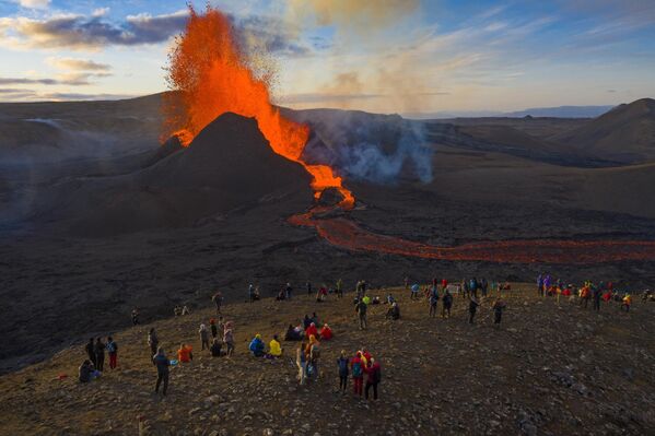مردم فوران آتشفشان را در ایسلند تماشا می کنند. - اسپوتنیک افغانستان  