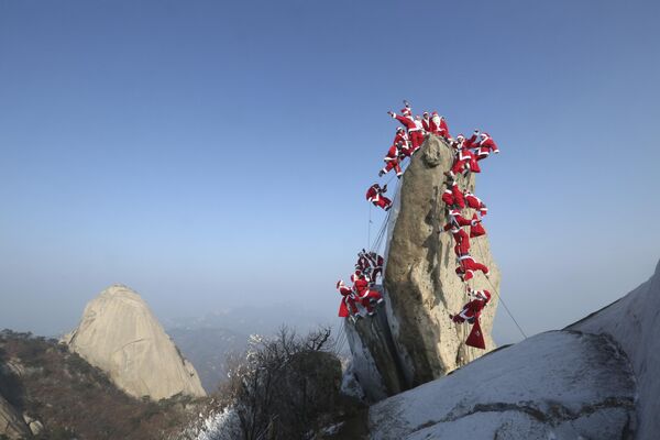 کوهنوردان با لباس بابا نوئل در کوه باخان در سئول، کره جنوبی. - اسپوتنیک افغانستان  