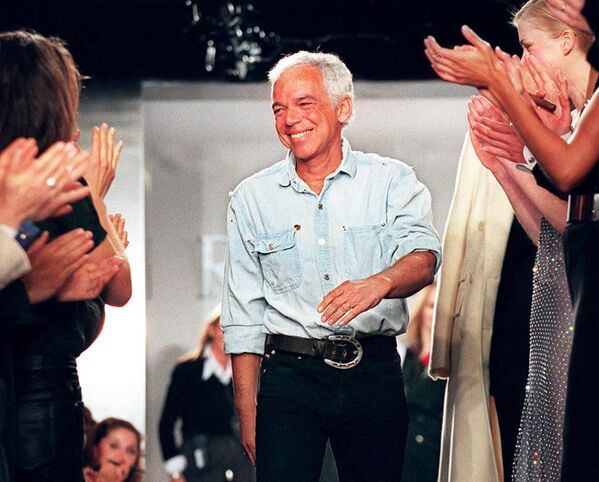 رالف لورن طراح مُد و فیشندر این تصویر وی پس از نمایش کالکشن پاییز 1997 خود در 9 آپریل در نیویورک مورد تشویق مدل ها و مهمانان قرار گرفت.بیش از 50 طراح آخرین مدهای پاییزی خود را تا 11 آپریل در نیویورک به نمایش می گذارند. - اسپوتنیک افغانستان  