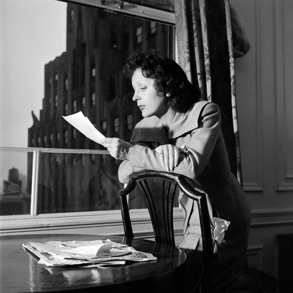 ادیت پیاف خواننده فرانسویاین تصویر در سال 1946 در نیویورک در حال خواندن گرفته شده است. - اسپوتنیک افغانستان  