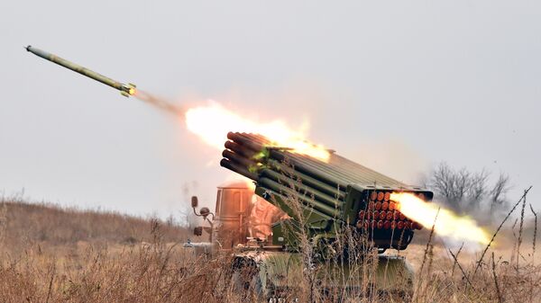 Ukrainian 122 mm MLRS BM-21 Grad fires rocket during a military exercise at a shooting range close to Devichiki in the Kiev region on October 28, 2016 - اسپوتنیک افغانستان  