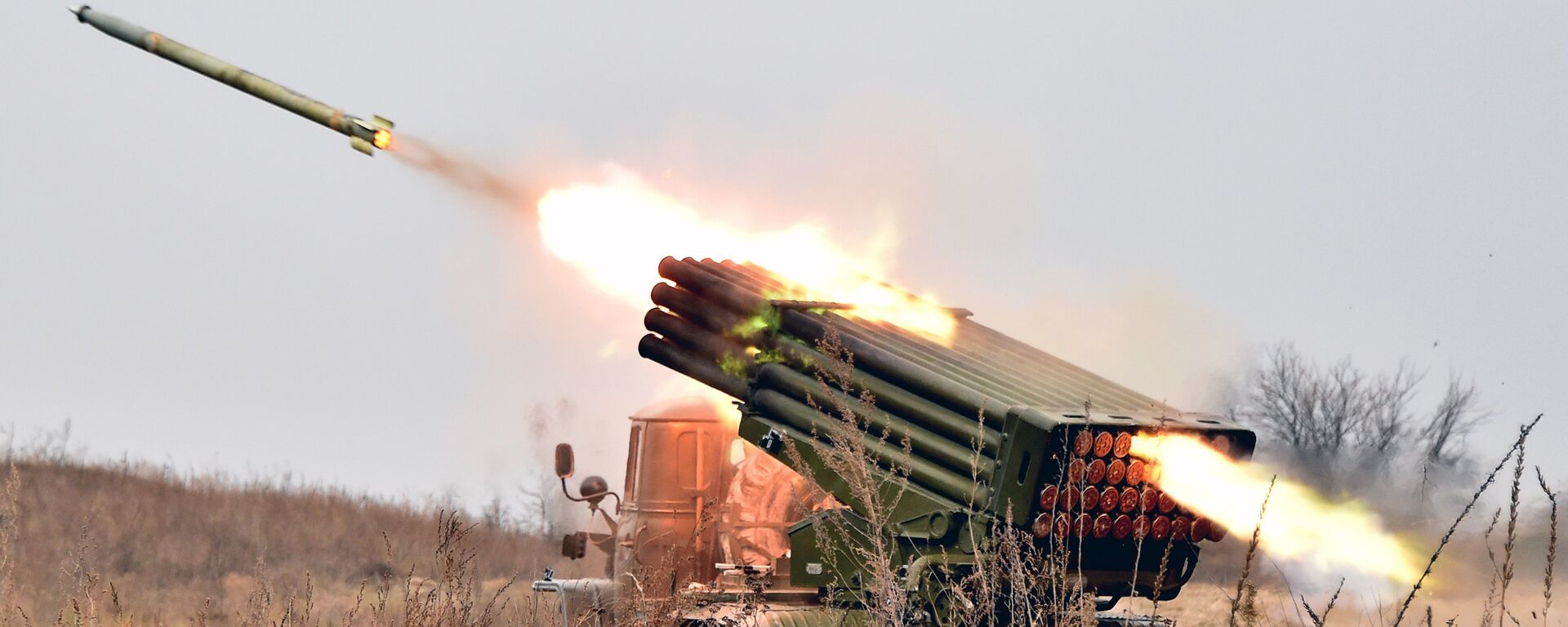 Ukrainian 122 mm MLRS BM-21 Grad fires rocket during a military exercise at a shooting range close to Devichiki in the Kiev region on October 28, 2016 - اسپوتنیک افغانستان  , 1920, 03.01.2023